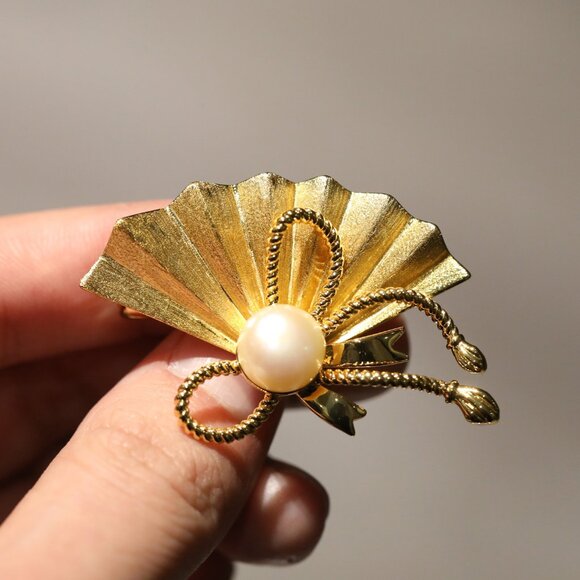 Jewelry - Vintage Gold Tone Folding Fan & Bow Brooch Pin